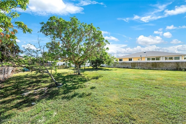 9940 Vanderbilt Dr, Naples, FL 34108 - view of yard with fence