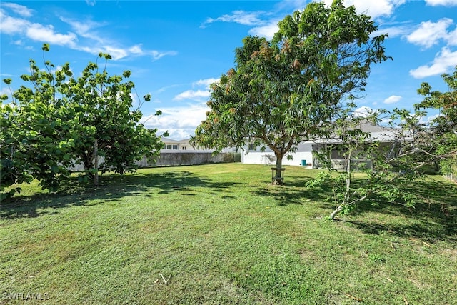 9940 Vanderbilt Dr, Naples, FL 34108 - view of yard with fence