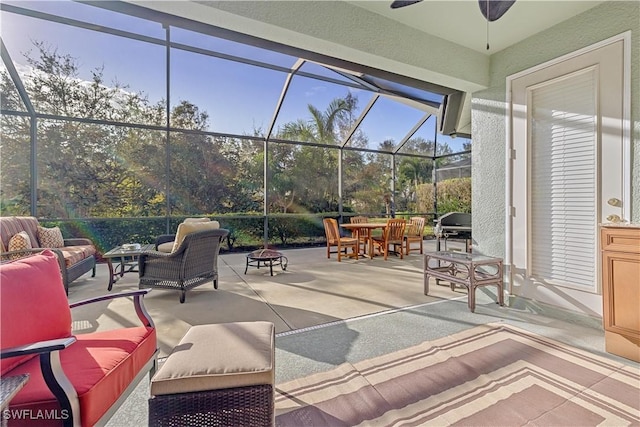 sunroom with ceiling fan