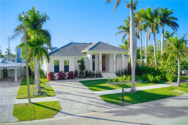 view of front facade featuring a front lawn