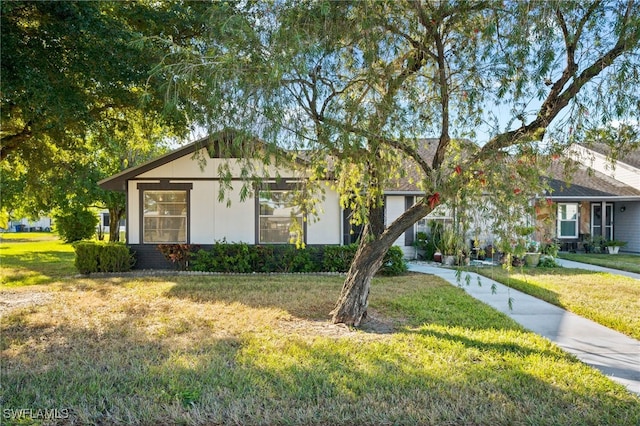 single story home featuring a front yard