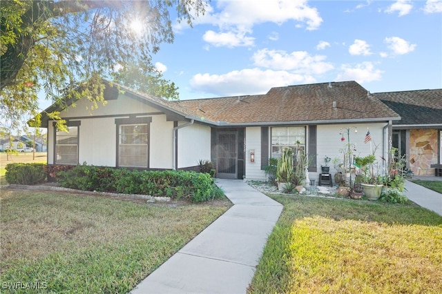 ranch-style home featuring a front lawn