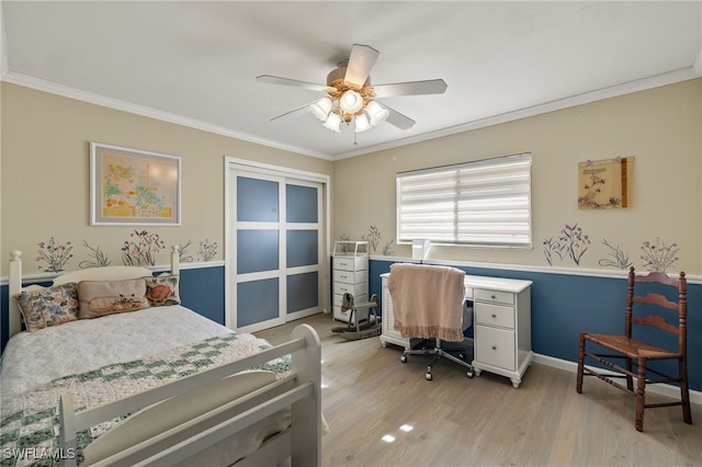 bedroom featuring ceiling fan, light wood-type flooring, and crown molding