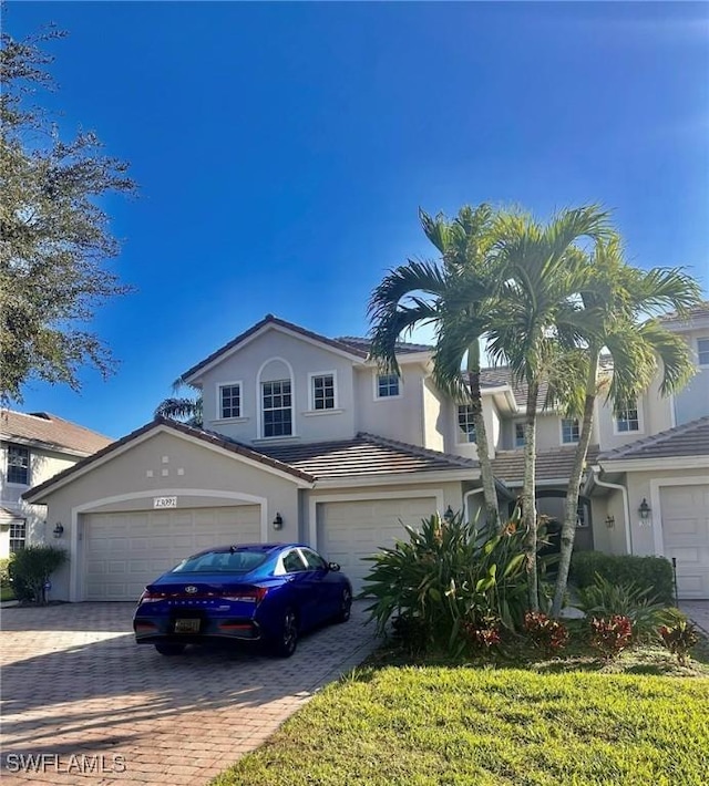 view of front property featuring a garage