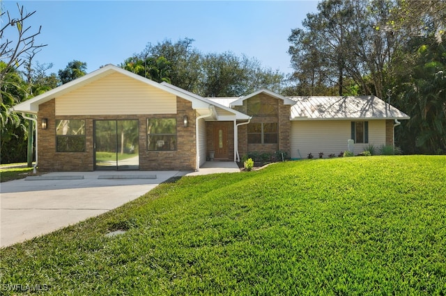 ranch-style home featuring a front lawn