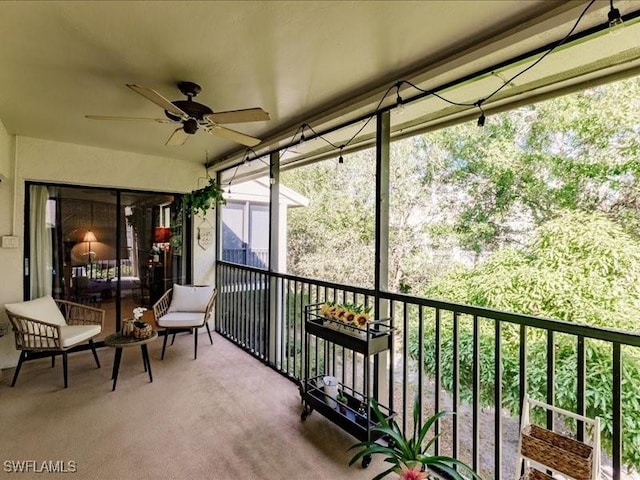 sunroom with ceiling fan