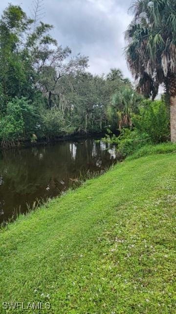 view of yard featuring a water view