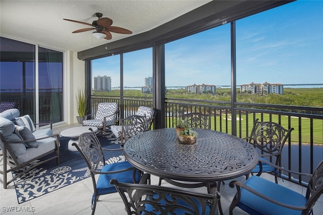 sunroom with ceiling fan