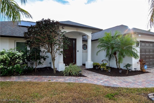 view of front facade featuring a garage and a front lawn