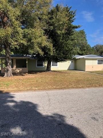 view of front of property featuring a front yard