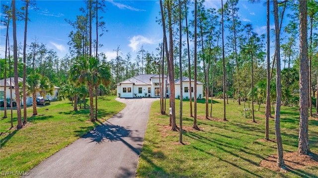 view of front facade featuring a front yard