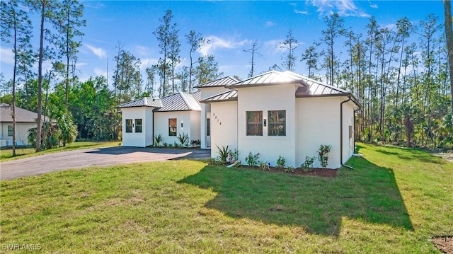 view of front facade featuring a front lawn