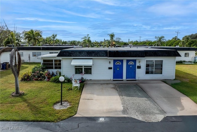 single story home featuring a front lawn