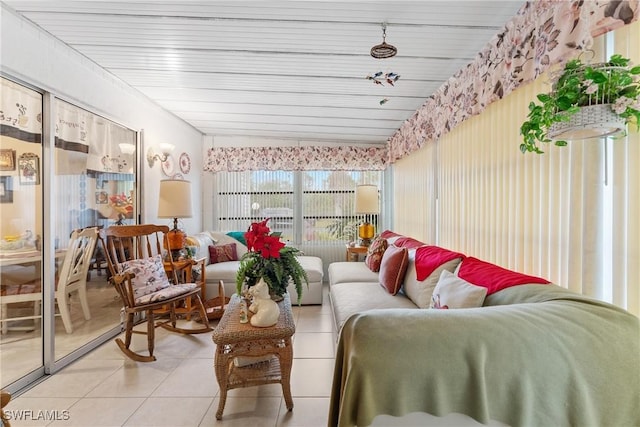 sunroom with lofted ceiling