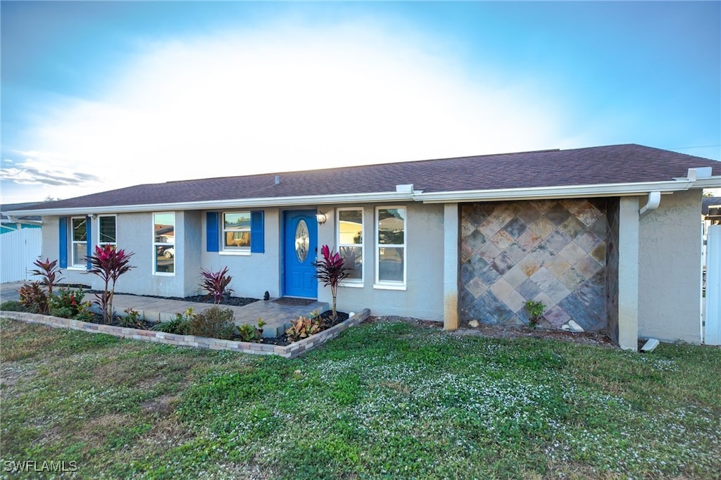 ranch-style house featuring a front yard