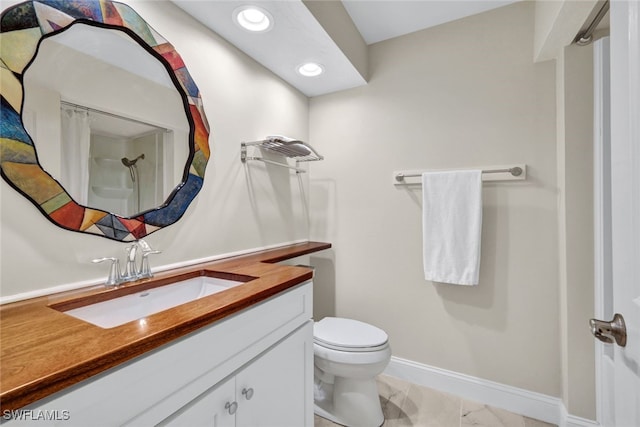 bathroom featuring a shower with curtain, vanity, and toilet