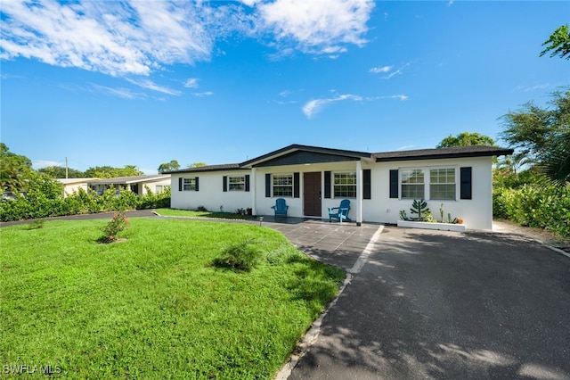 single story home with a front yard