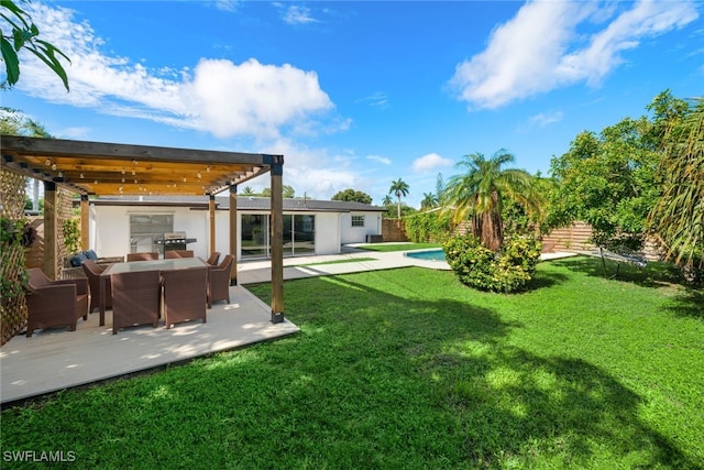 view of yard featuring a patio area, a pergola, and a fenced in pool