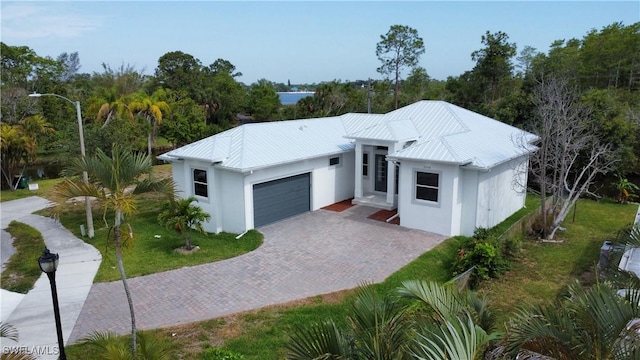 view of front of home featuring a front yard and a garage