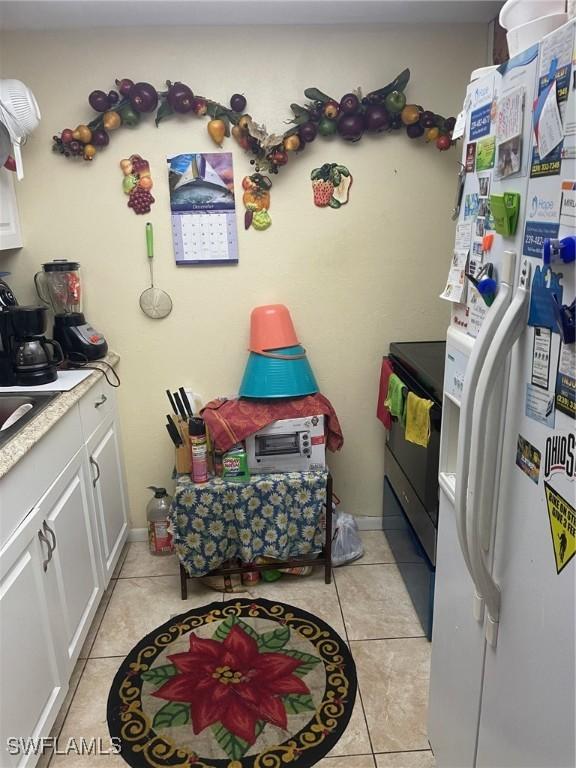 laundry area featuring light tile patterned floors