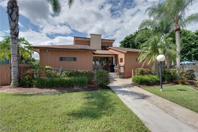 view of front of property featuring a front yard