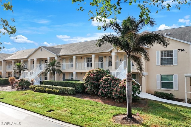 view of front of property featuring a porch and a front lawn