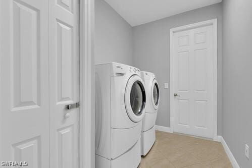 laundry room featuring light tile patterned floors and independent washer and dryer