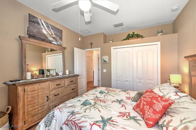 bedroom featuring a ceiling fan, visible vents, and a closet