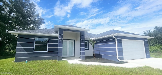 view of front of property featuring a front lawn and a garage