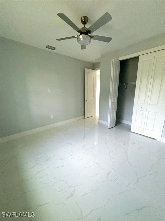 unfurnished bedroom featuring ceiling fan and a closet