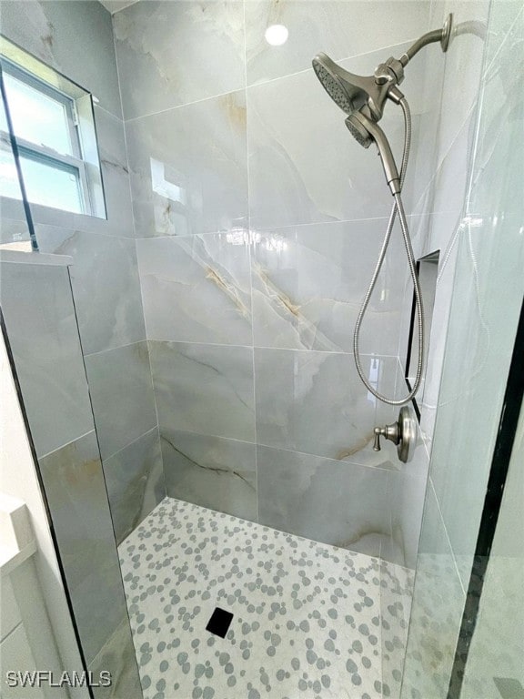 bathroom featuring tiled shower