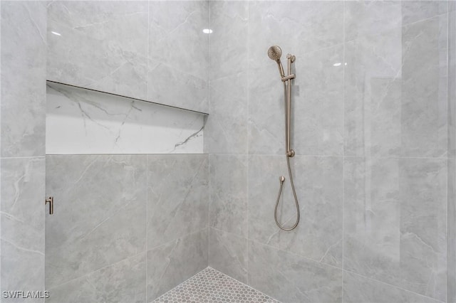 bathroom featuring a tile shower