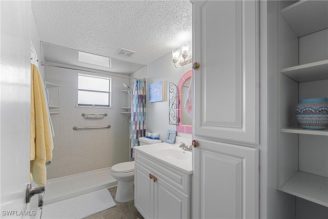 bathroom featuring built in shelves, curtained shower, a textured ceiling, toilet, and vanity