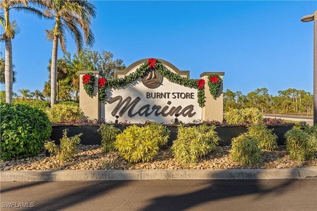 view of community / neighborhood sign