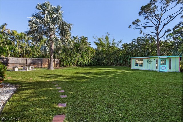 view of yard featuring an outbuilding