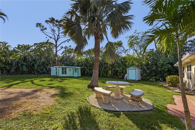 view of yard featuring a shed