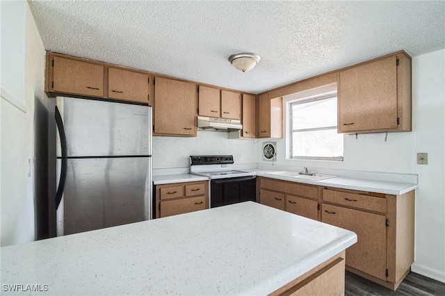 kitchen featuring sink, white electric range oven, dark hardwood / wood-style floors, stainless steel fridge, and a textured ceiling