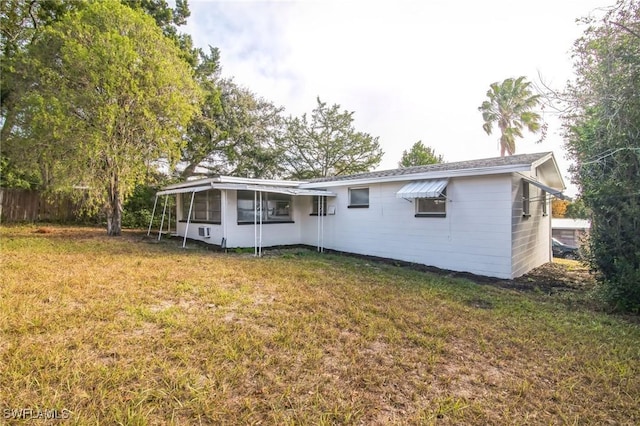 view of front of home featuring a front lawn