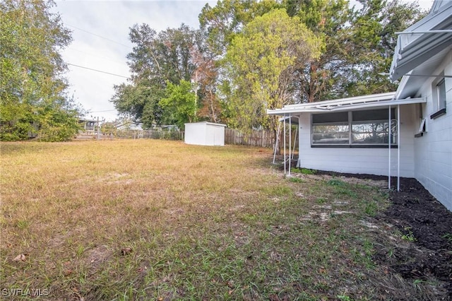 view of yard featuring a shed