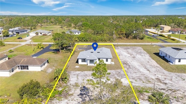 birds eye view of property featuring a forest view