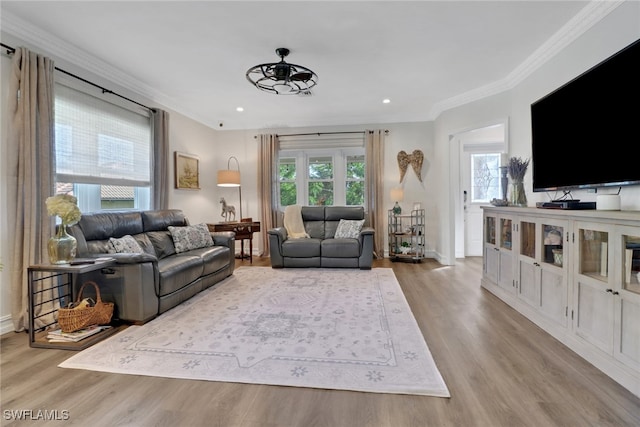 living room featuring recessed lighting, wood finished floors, a ceiling fan, baseboards, and crown molding