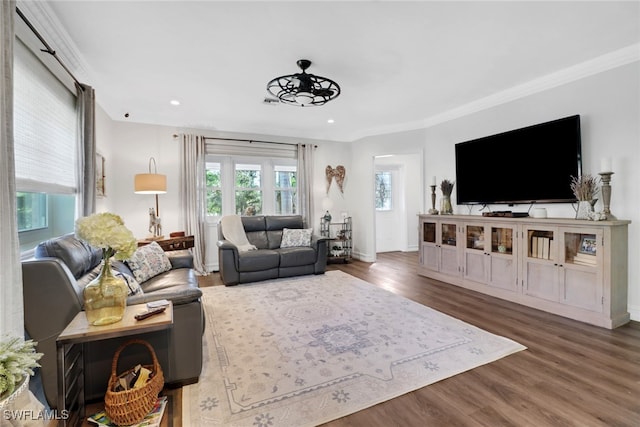 living area featuring crown molding, baseboards, wood finished floors, and recessed lighting