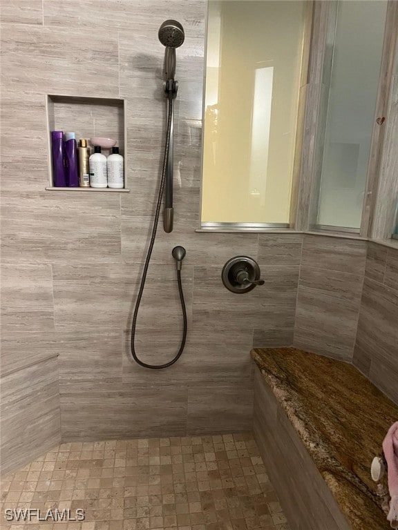 bathroom featuring a tile shower