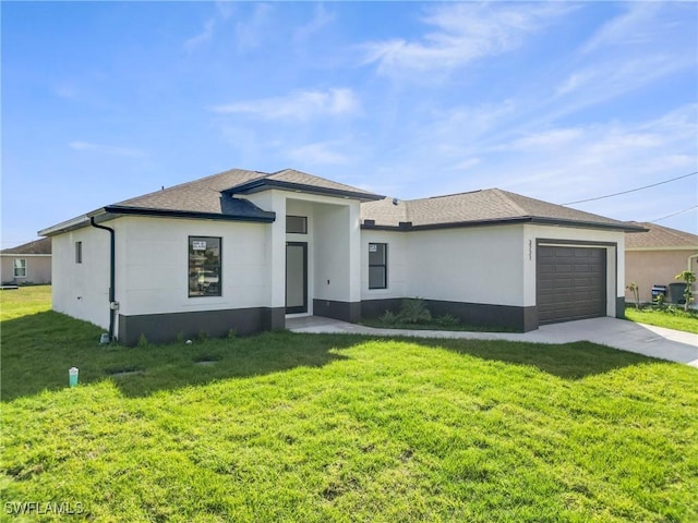 view of front of property featuring driveway, stucco siding, an attached garage, and a front yard