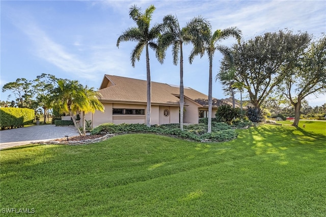 ranch-style house featuring a front yard