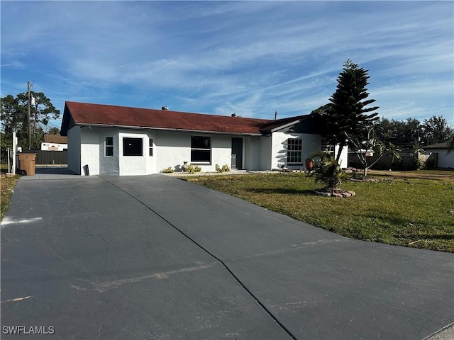 view of front of property featuring a front yard