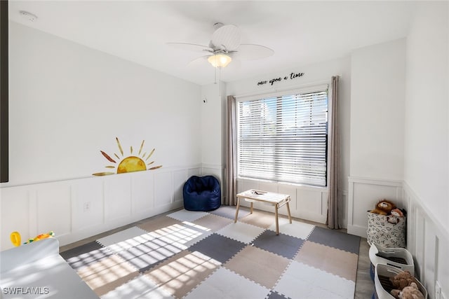 sitting room featuring ceiling fan