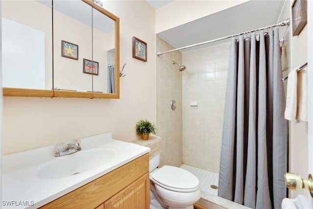 bathroom featuring a shower with shower curtain, vanity, and toilet