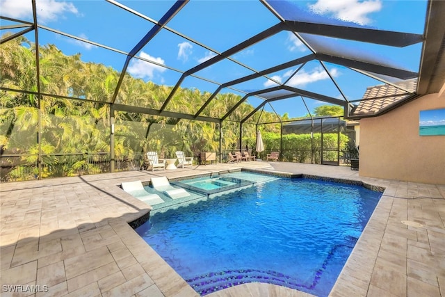 view of pool with an in ground hot tub, a patio, and a lanai