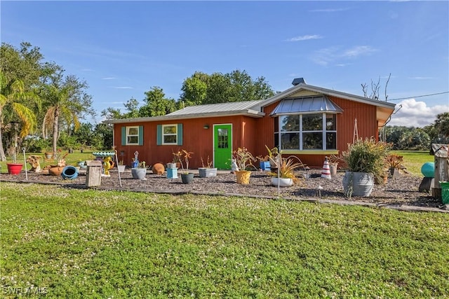 view of front facade with a front lawn